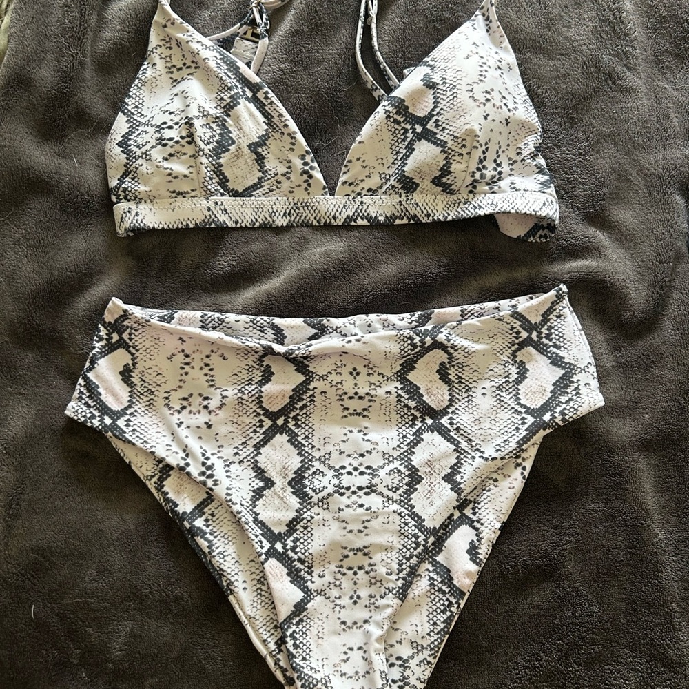 Amazon Black and White Bikini Swimwear